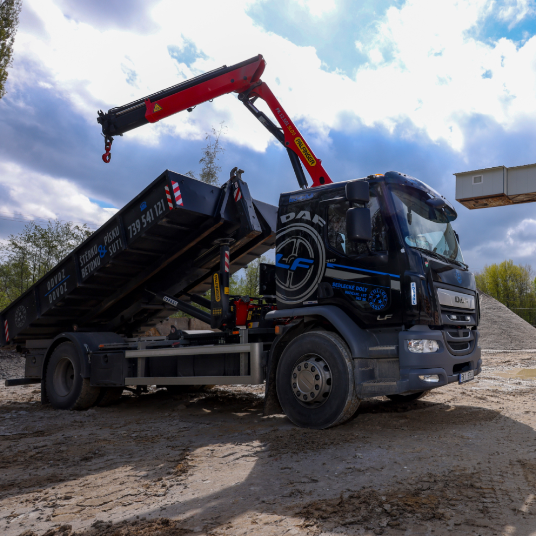 Podvalník DAF LF 4x2 18t + hákový nosič k půjčení na Karlovarsku od společnosti Sedlecký Kaolin Rental.